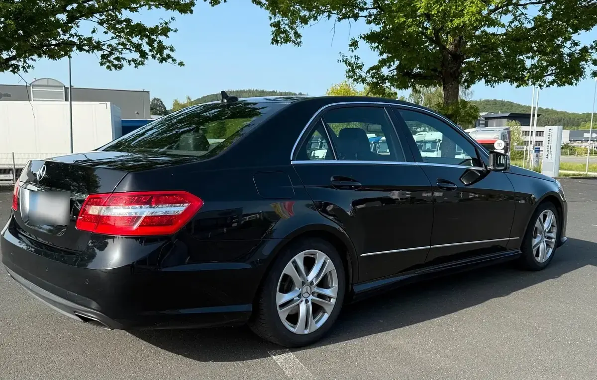 Gebraucht Mercedes E220 Avantgarde 170 PS (125 kW) 2012 Schwarz Limousine