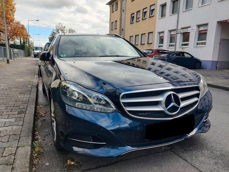 Blau Gebraucht 2014 Mercedes E200 Avantgarde Kombi | 6.999 € (Fairer Preis) - Bild 1/4