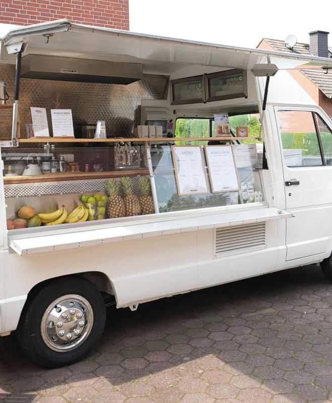 Second-hand Renault Trafic 75 CP (55 kW) 1988 Alb Monovolum