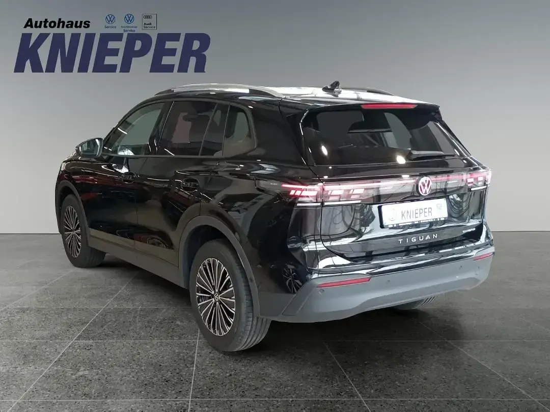 Neu VW Tiguan Life 204 PS (150 kW) 2025 Grenadillschwarz metallic SUV