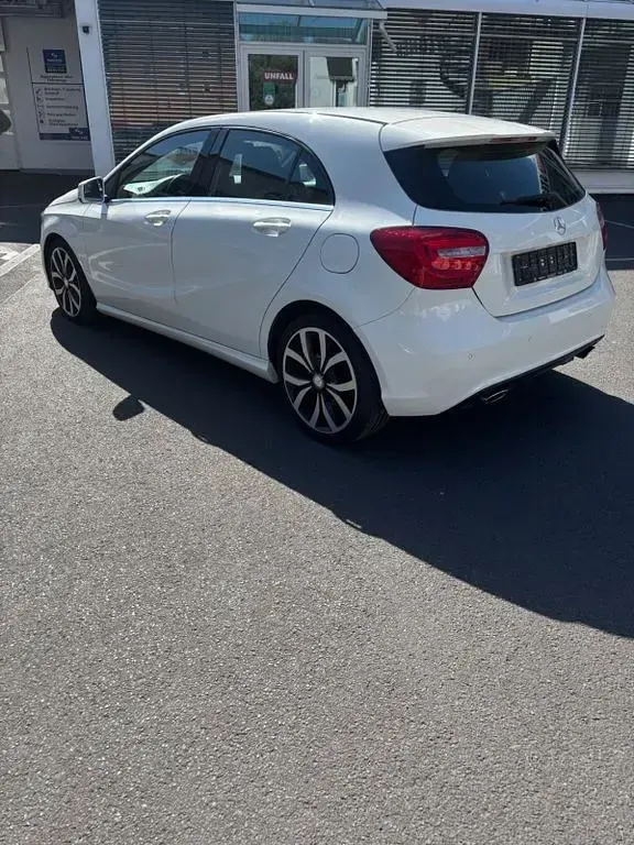Gebraucht Mercedes A200 136 PS (100 kW) 2014 Weiß Kleinwagen