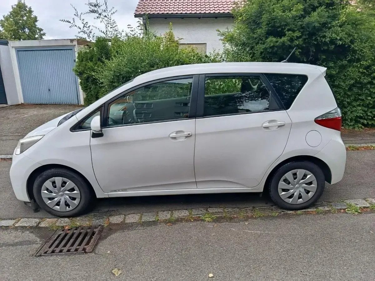 Gebraucht Toyota Verso-S Comfort 99 PS (72 kW) 2013 Weiß Van / Kleinbus