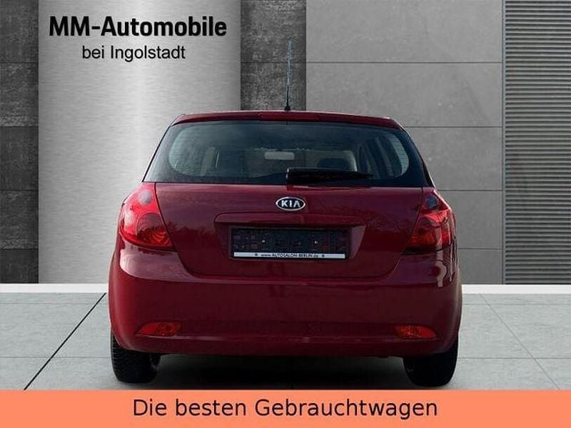 Usado Kia Ceed 109 HP (80 kW) 2009 Vermelho Citadino