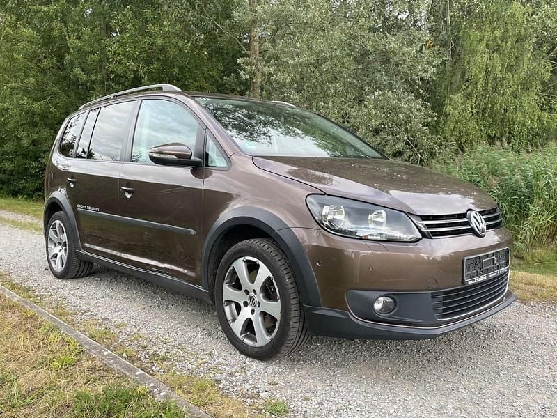 Toffeebraun metallic Gebraucht 2012 VW Touran Cross Highline Van / Kleinbus | 6.490 € (Guter Preis) - Bild 1/4