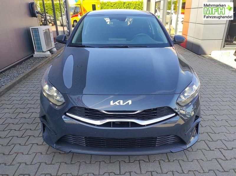 Gebraucht Kia Ceed 140 PS (102 kW) 2024 Penta grau h8g Kleinwagen