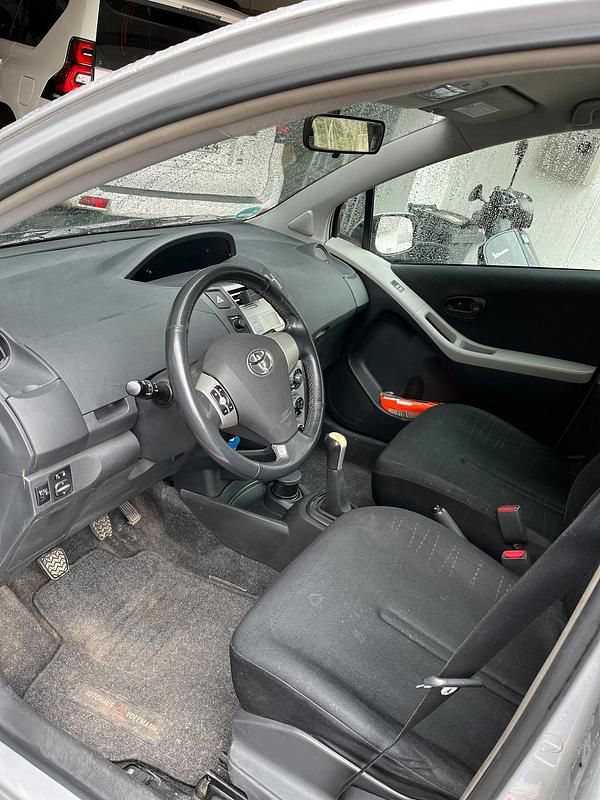 Gebraucht Toyota Yaris 87 PS (63 kW) 2007 Silber Kleinwagen