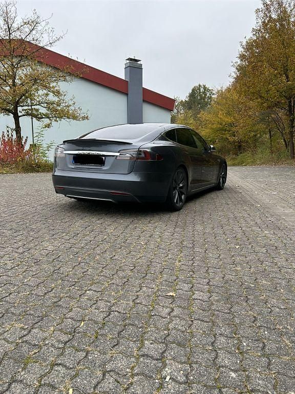 Grau Gebraucht 2015 Tesla Model S Kleinwagen | 26.900 € (Teuer) - Bild 1/4