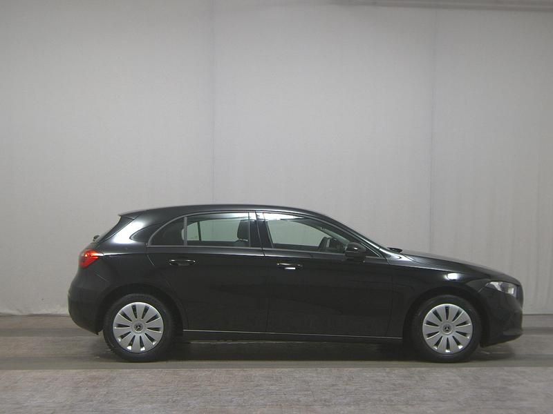 Gebraucht Mercedes A180 116 PS (85 kW) 2022 Schwarz Limousine