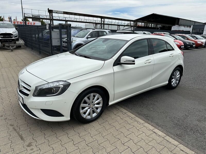 Weiß Gebraucht 2015 Mercedes A180 Limousine | 10.790 € (Superpreis) - Bild 1/4