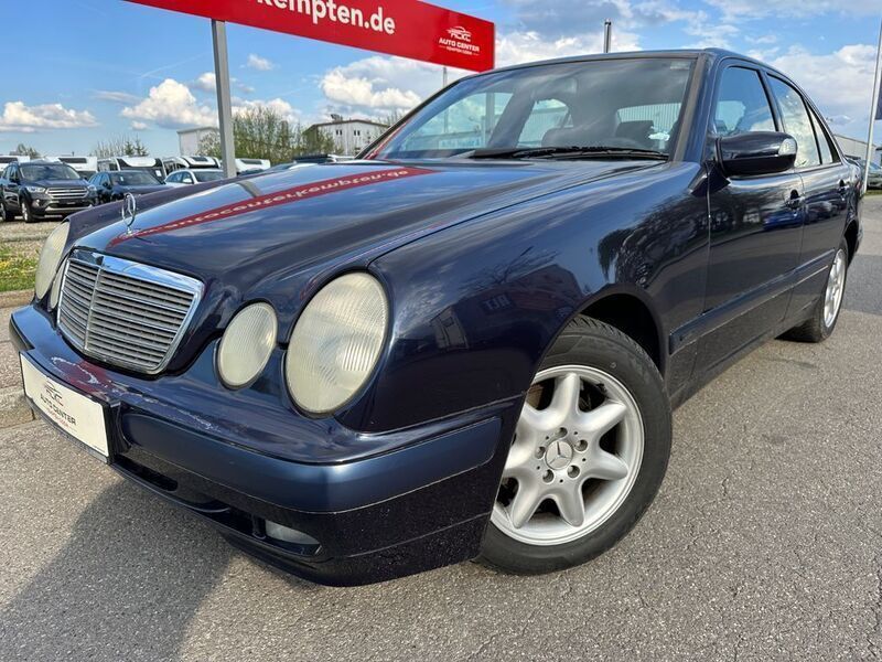 Blau Gebraucht 2001 Mercedes E200 Classic Limousine | 3.990 € (Fairer Preis) - Bild 1/4
