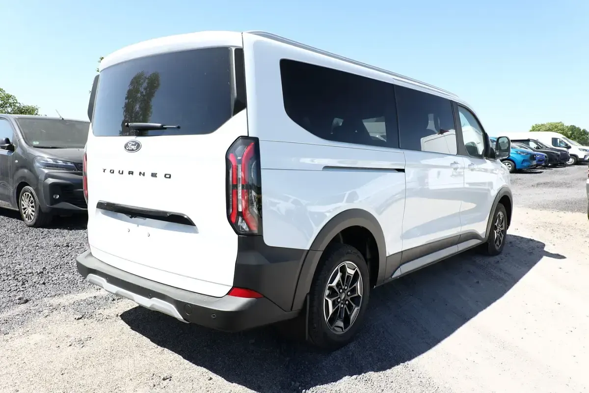 Nowe Ford Tourneo Active 170 KM (125 kW) 2026 Biały Minivan