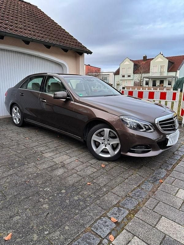 Braun Gebraucht 2013 Mercedes E400 Elegance Limousine | 17.400 € (Fairer Preis) - Bild 1/4