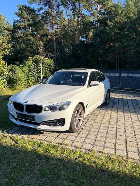 Weiß Gebraucht 2016 BMW 318 Gran Turismo Sport Line Limousine | 15.990 € (Guter Preis) - Bild 1/4