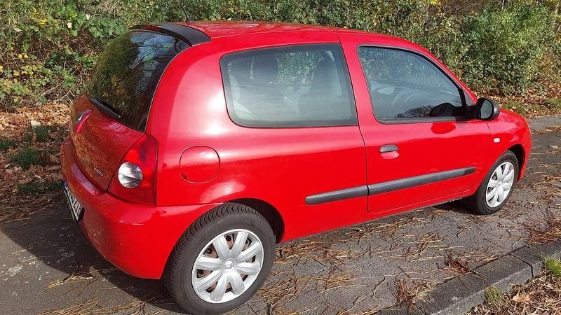 Gebraucht Renault Clio II Authentique 58 PS (42 kW) 2010 Rot Limousine
