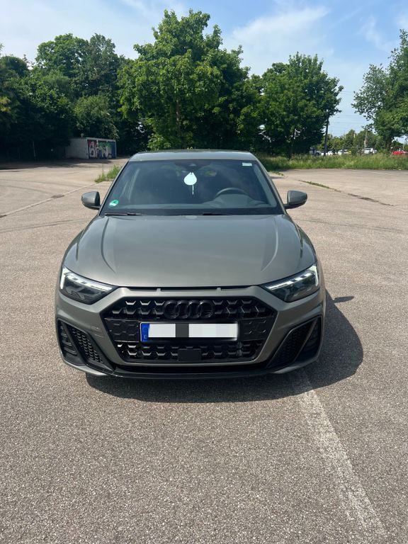Grau Gebraucht 2025 Audi A1 Sportback S-Line Kleinwagen | 31.500 € (Fairer Preis) - Bild 1/4