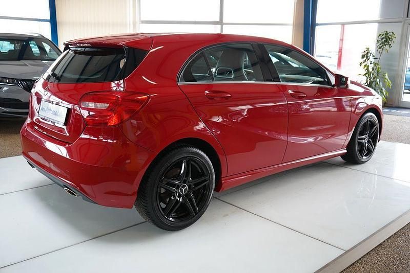 Gebraucht Mercedes A180 122 PS (89 kW) 2015 Rot Limousine