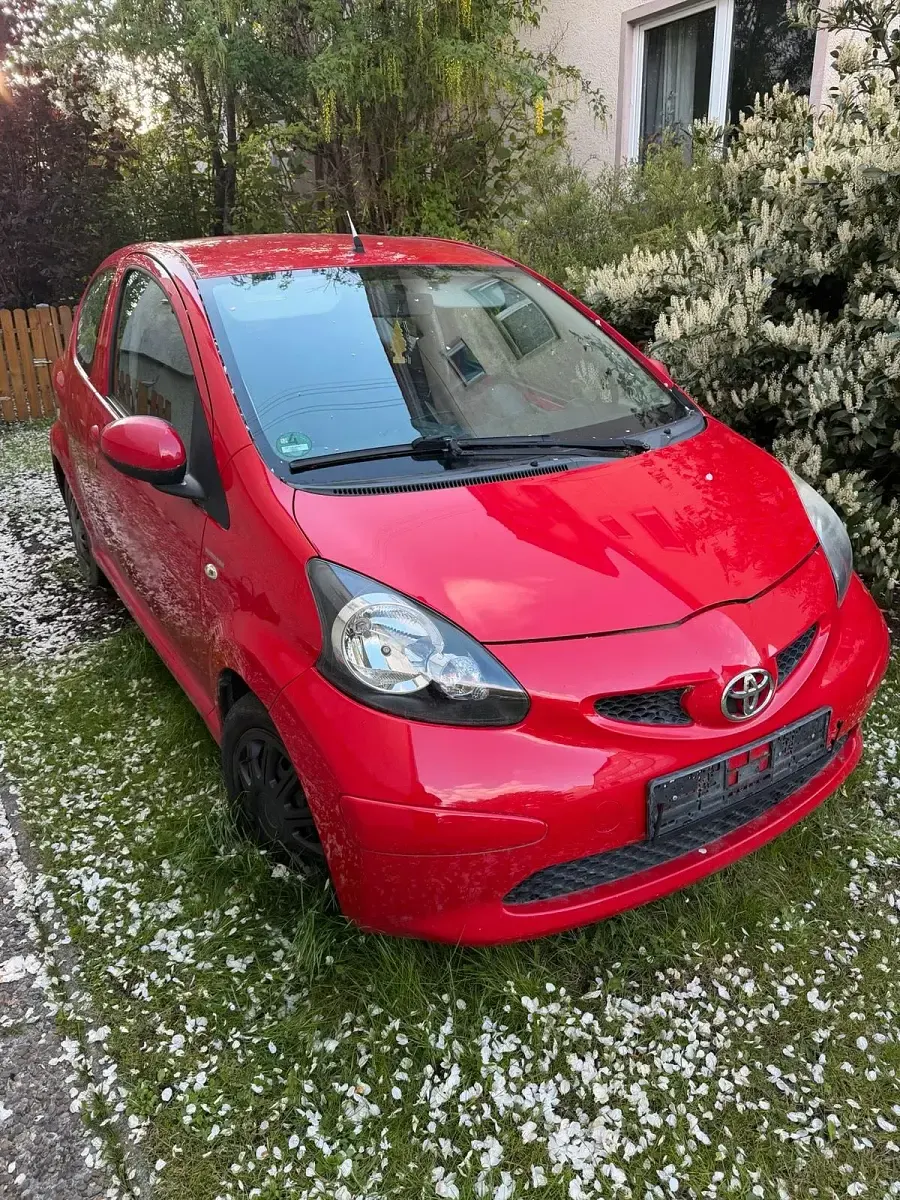 Gebraucht Toyota Aygo 68 PS (50 kW) 2007 Rot Kleinwagen