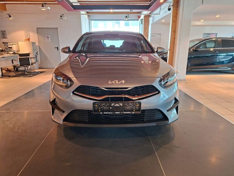 Silber Neu 2025 Kia Ceed Style Limousine | 26.490 € (Etwas zu teuer) - Bild 1/4