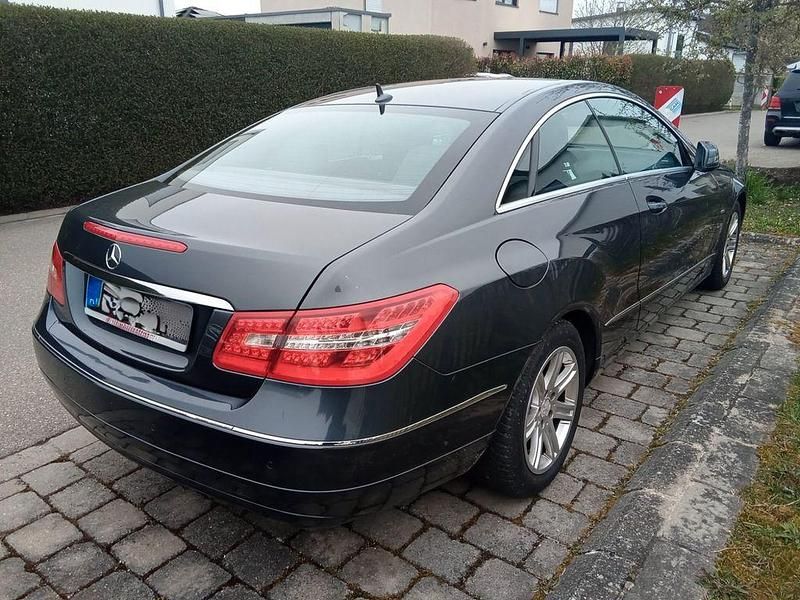 Gebraucht Mercedes E220 170 PS (125 kW) 2011 Grau Coupé