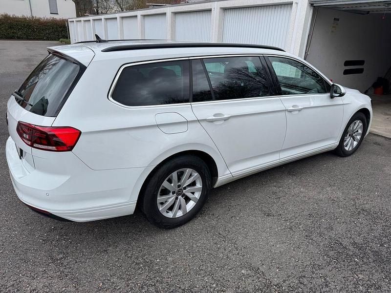 Gebraucht VW Passat 150 PS (110 kW) 2022 Weiß Kombi