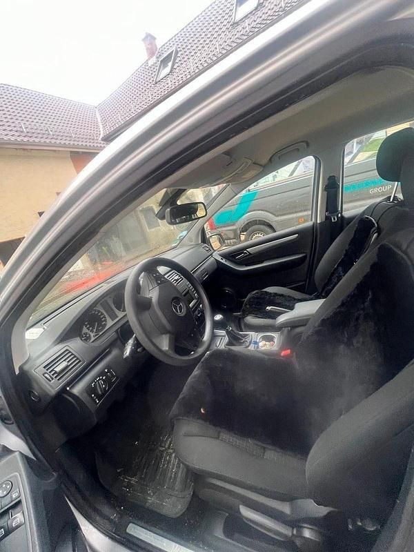 Gebraucht Mercedes B180 109 PS (80 kW) 2009 Silber Van / Kleinbus