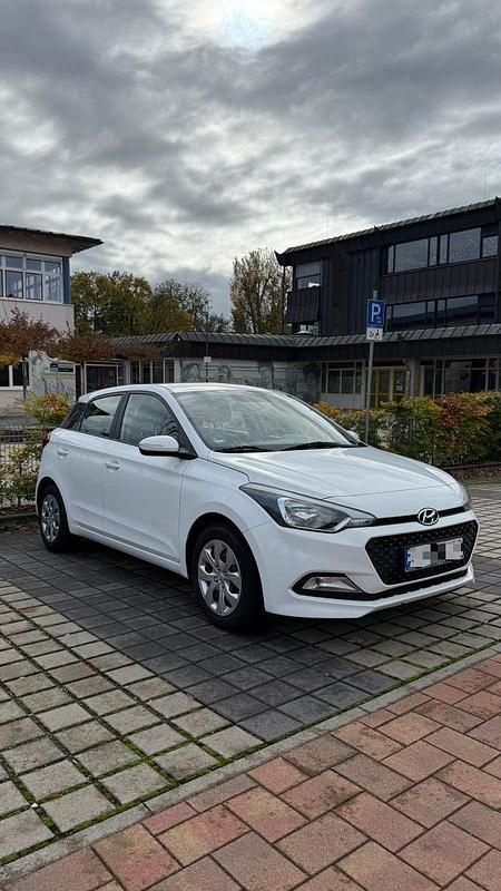 Weiß Gebraucht 2015 Hyundai i20 Kleinwagen | 7.400 € - Bild 1/4