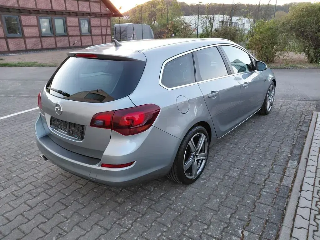 Używany Opel Astra Innovation 140 KM (102 kW) 2011 Srebrny Kombi