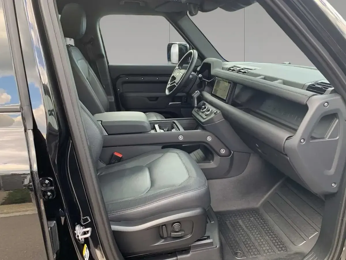 Gebraucht Land Rover Defender SE Dynamic 252 PS (185 kW) 2023 Santorini black SUV