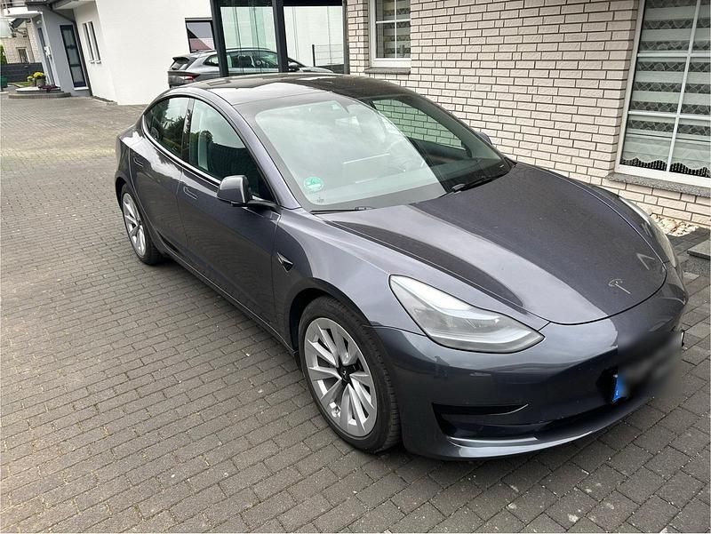 Grau Gebraucht 2022 Tesla Model 3 Standard Range Plus Limousine | 27.250 € (Guter Preis) - Bild 1/4