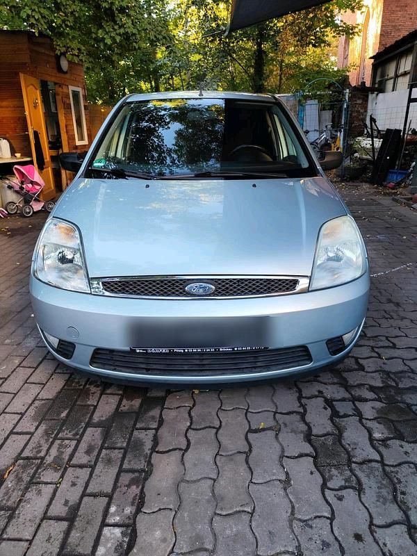 Silber Gebraucht 2004 Ford Fiesta Kleinwagen | 1.590 € (Fairer Preis) - Bild 1/4