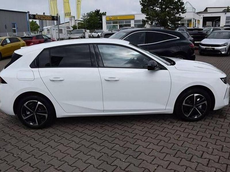Gebraucht Opel Astra Edition 110 PS (80 kW) 2024 Arktisweiß Limousine