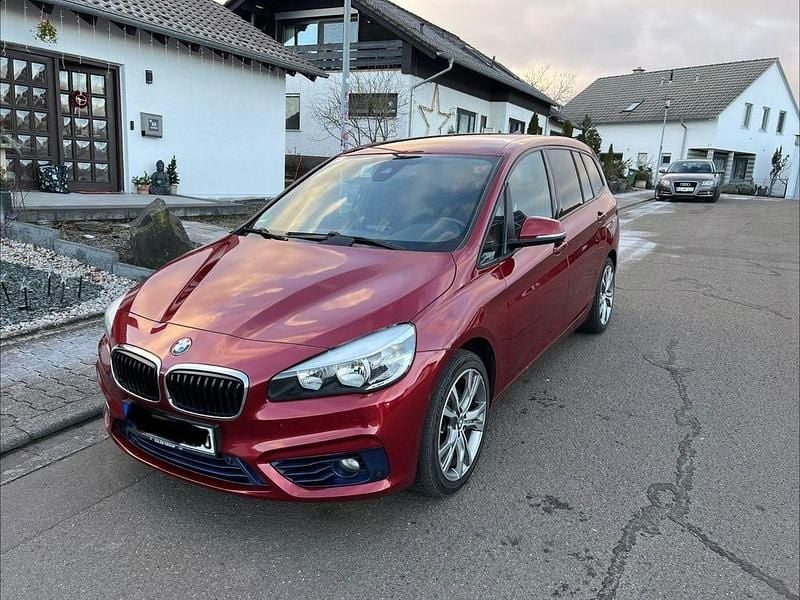 Rot Gebraucht 2015 BMW 218 Gran Tourer Sport Line Van / Kleinbus | 10.500 € (Fairer Preis) - Bild 1/4