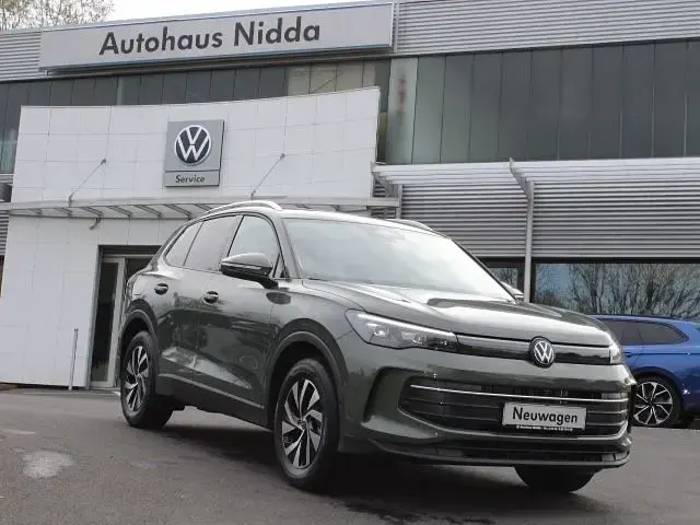Neu VW Tiguan 150 PS (110 kW) 2026 Cipressino grün metallic SUV
