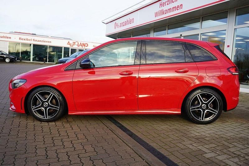 Gebraucht Mercedes B180 AMG line 136 PS (100 kW) 2019 Rot Van / Kleinbus
