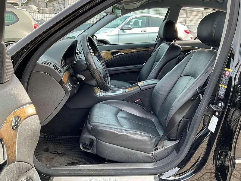 Second-hand Mercedes E220 Avantgarde 150 CP (110 kW) 2006 Negru Berlinǎ
