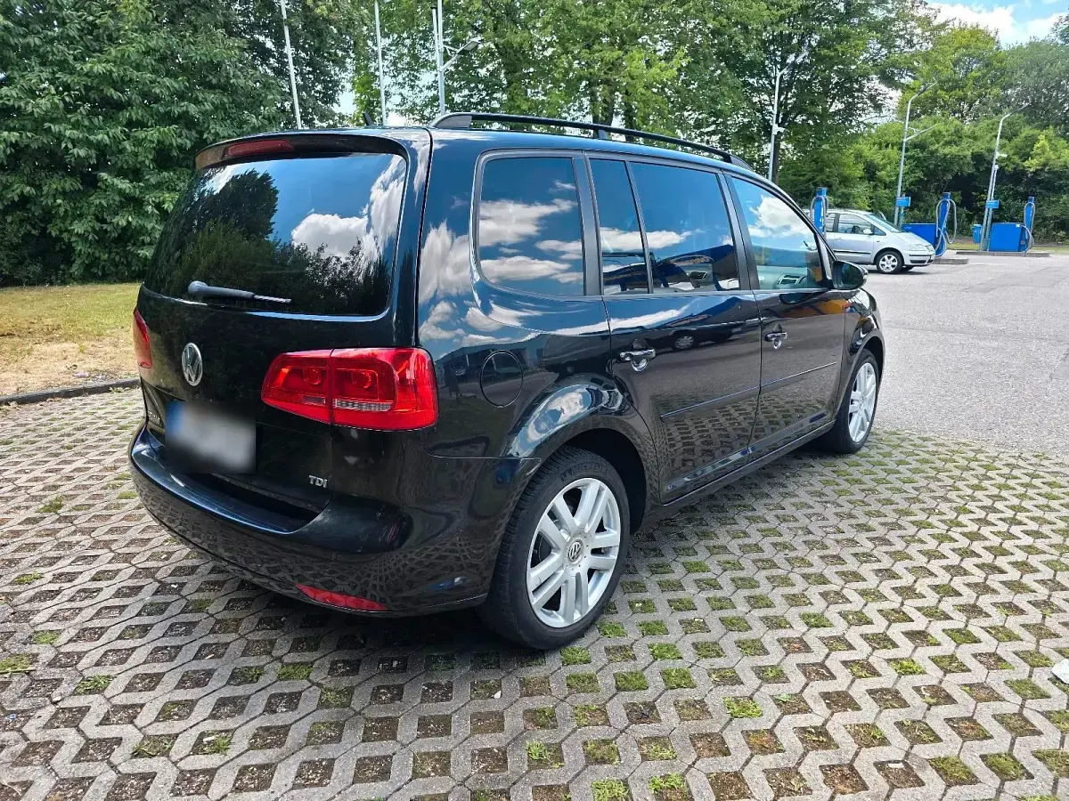 Gebraucht VW Touran 105 PS (77 kW) 2011 Schwarz Van / Kleinbus