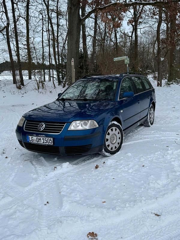 Blau Gebraucht 2003 VW Passat Kombi | 1.800 € (Fairer Preis) - Bild 1/4