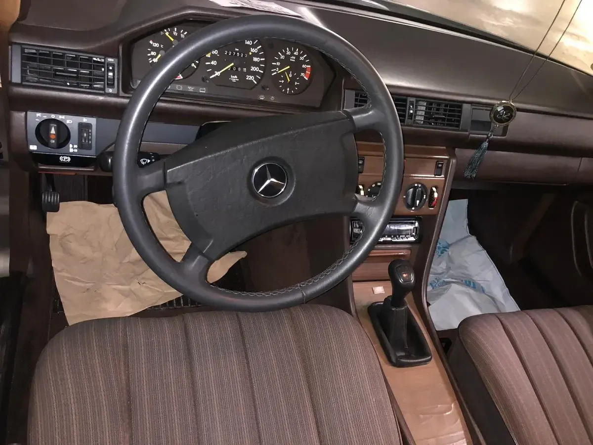 Gebraucht Mercedes E230 132 PS (97 kW) 1988 Braun Limousine