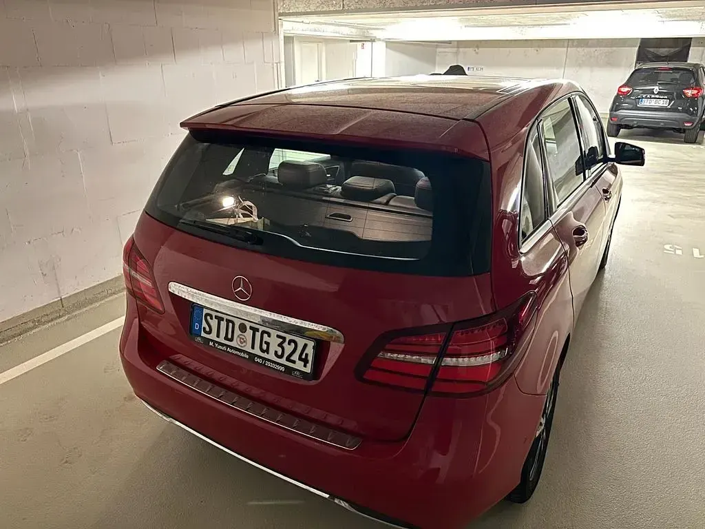 Gebraucht Mercedes B220 184 PS (135 kW) 2017 Rot Van / Kleinbus