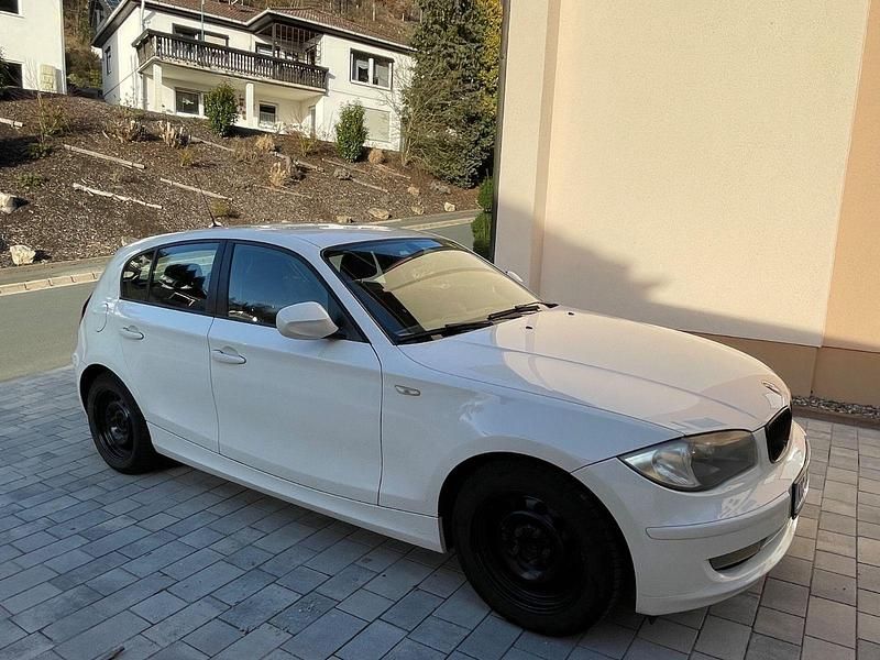 Gebraucht BMW 116 122 PS (89 kW) 2010 Weiß Kleinwagen