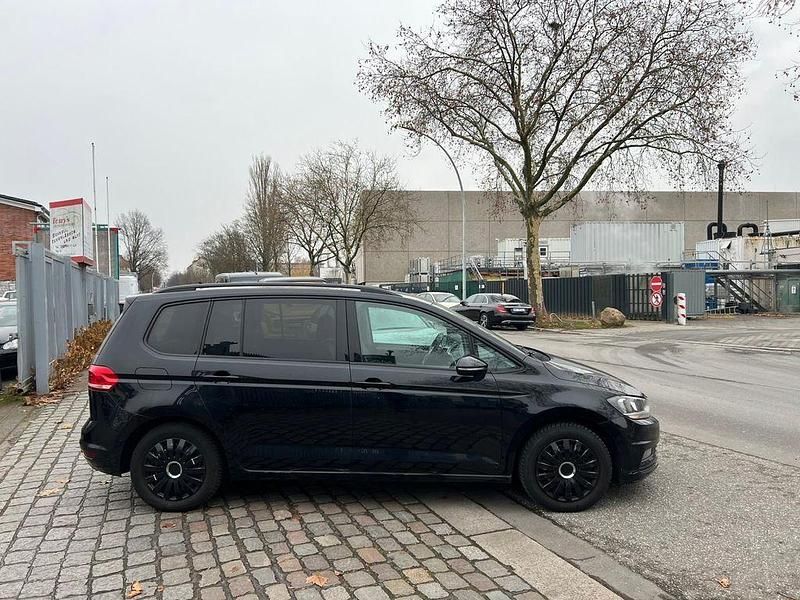 Gebraucht VW Touran 116 PS (85 kW) 2019 Schwarz Van / Kleinbus