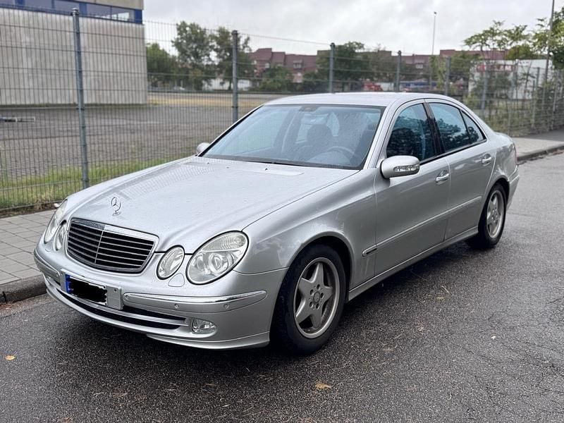 Silber Gebraucht 2002 Mercedes E240 Avantgarde Limousine | 3.500 € (Fairer Preis) - Bild 1/4
