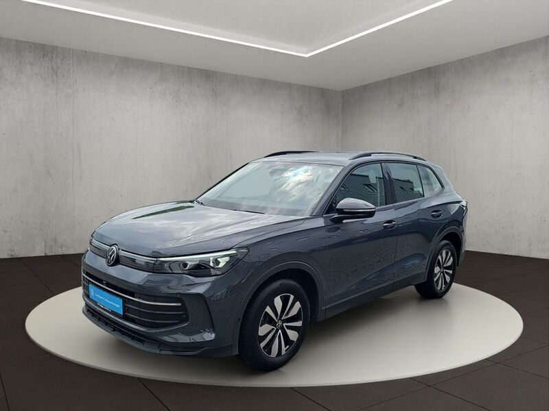 Delfingrau metallic Gebraucht 2024 VW Tiguan Life SUV | 36.800 € (Fairer Preis) - Bild 1/4