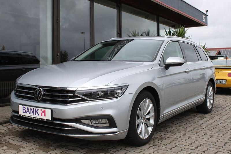 Silber Gebraucht 2021 VW Passat Elegance Kombi | 25.990 € (Fairer Preis) - Bild 1/4