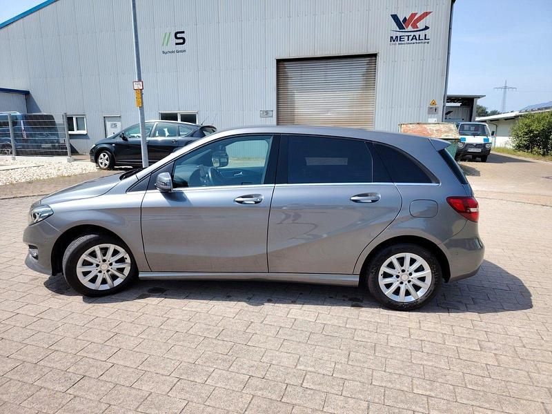 Gebraucht Mercedes B200 Style 136 PS (100 kW) 2016 Grau Van / Kleinbus