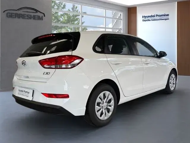 Gebraucht Hyundai i30 Select 120 PS (88 kW) 2022 Weiss Limousine