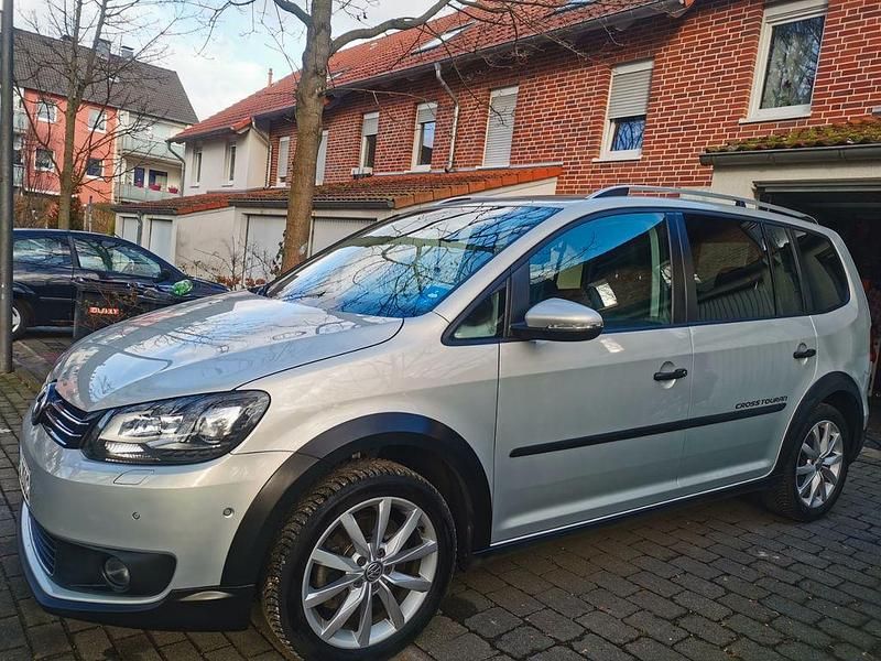 Second-hand VW Touran 177 CP (130 kW) 2015 Argintiu Monovolum