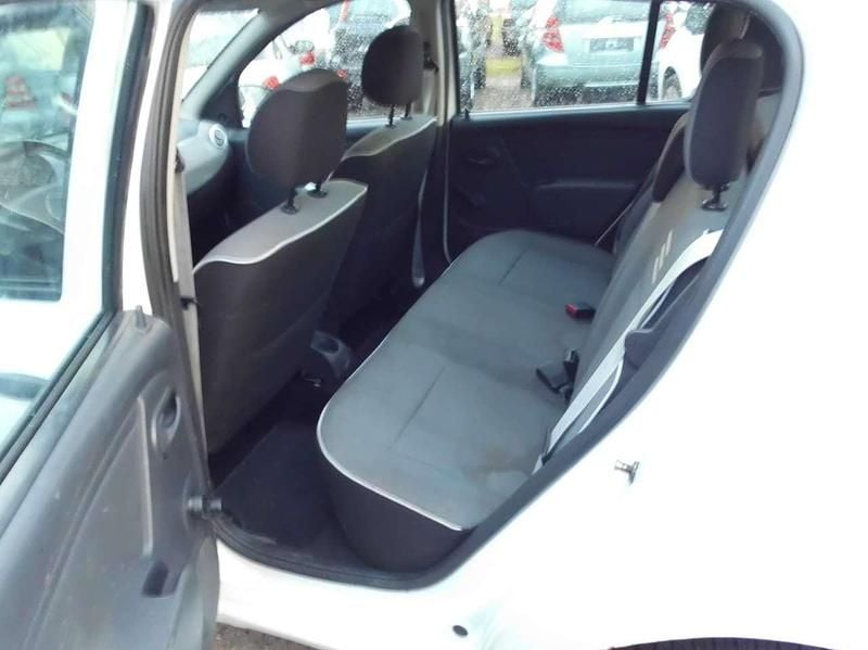 Gebraucht Dacia Sandero 75 PS (55 kW) 2012 Weiß Limousine