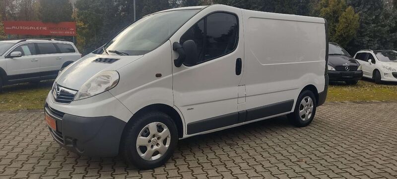 Weiß Gebraucht 2012 Opel Vivaro Van | 7.990 € (Etwas zu teuer) - Bild 1/4