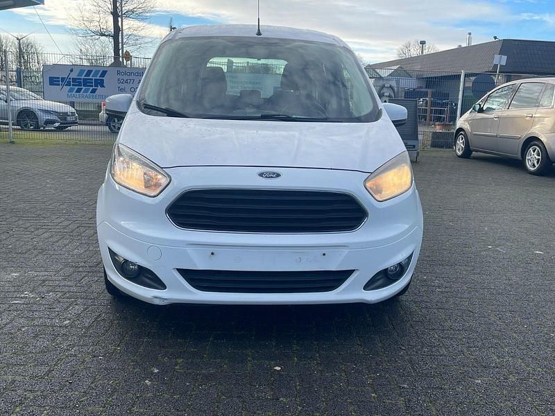 Gebraucht Ford Tourneo Courier Trend 101 PS (74 kW) 2015 Weiß Van / Kleinbus